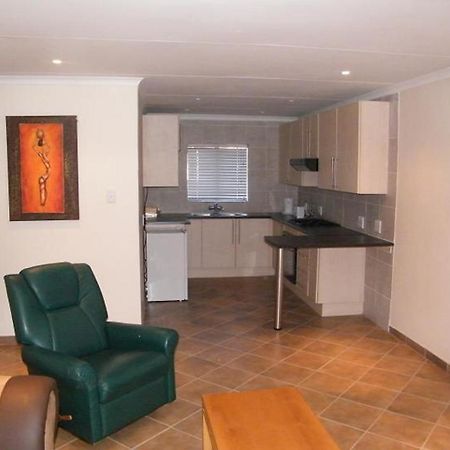 Airport Lodge Guest House Kempton Park Exterior foto